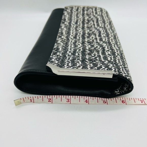 VINCE CAMUTO WOMENS BLACK & WHITE LEATHER LULA SNAKE CLUTCH - Picture 6 of 16